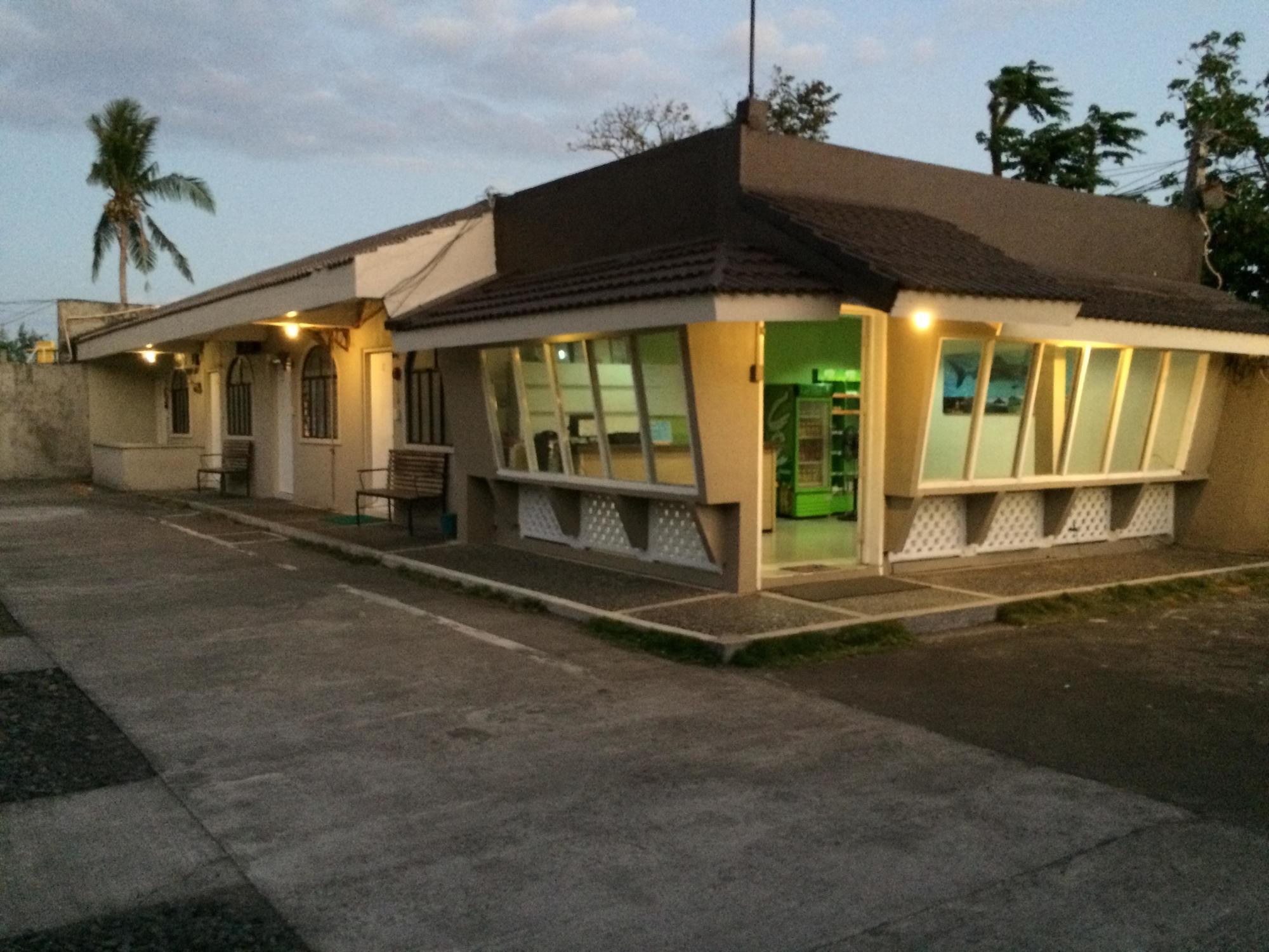 Night & Day Inn Legazpi Extérieur photo